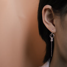 Load image into Gallery viewer, Ginkawa 天然寶石長鏈耳環,附可調式延長鏈。顏色漂亮,可輕鬆搭配您的日常服裝。生日、新年、最好的朋友和母親節禮物。 925 純銀天然寶石長鏈耳環,能夠帶來能量正,適合生日送禮或自用,每一條都是練習,能帶來正能量平衡氣場,減輕壓力及令人平和的等能量功效,最佳的能量功效節日禮物,閨蜜禮物,生日及情人節禮物。簡單基礎又好配搭,適合經常配戴。