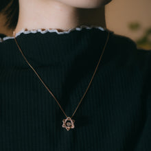 Load image into Gallery viewer, Beautiful 925 sterling silver crystal necklace with dancing CZs stones. The necklace is adjustable length with shinny silver plating. This is our designer selection as the best gift for Mother's Day, x'mas, new year, birthday and your BFF. 925 純銀六芒星項鍊,閃亮時髦的可調節項鏈,適合送禮,生日禮物首選,獨特閃耀易搭配