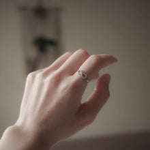 Load image into Gallery viewer, 925 純銀無限密鑲水晶開口戒指,尺寸可調整。生日最佳禮物,畢業禮物,時尚設計,流行風格,母親節,週年紀念驚喜。 。