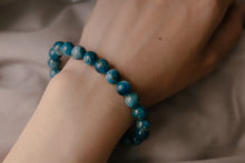 Load image into Gallery viewer, Blue Apatite Bracelet with beautiful mixed quartz color.Every piece is unique. Best gift for your best friend/ BFF, birthday gift, valantine's day gift and daily wear. 天然藍磷灰石手鍊, 每一條都是獨一無二混合水晶配搭,能提升專注度,讓你思緒清晰等多重功效,最佳的送禮推薦,生日禮物首選,彈力線設計,可調節長度,適合天天配戴。