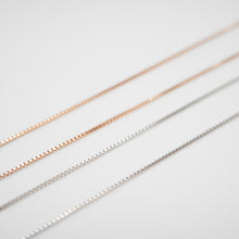 Load image into Gallery viewer, Beautiful 925 sterling silver crystal necklace with dancing CZs stones. The necklace is adjustable length with shinny silver plating. This is our designer selection as the best gift for Mother's Day, x'mas, new year, birthday and your BFF. 925 純銀六芒星項鍊,閃亮時髦的可調節項鏈,適合送禮,生日禮物首選,獨特閃耀易搭配