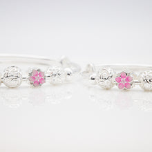 Load image into Gallery viewer, 999 sterling silver pink flower baby bangle skin-friendly and gentle suitable for babies. Children's day gift,for girls,Beautiful design,popular style,cute accessories,suitable for girls.999 純銀粉紅小花寶寶手鐲,親膚不易過敏,嬰兒首飾,周歲禮物,紀念禮物,適合女孩,彌月禮物首選,兒童專屬禮物。