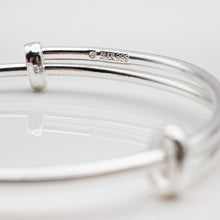 Load image into Gallery viewer, 999 sterling silver pink flower baby bangle skin-friendly and gentle suitable for babies. Children's day gift,for girls,Beautiful design,popular style,cute accessories,suitable for girls.999 純銀粉紅小花寶寶手鐲,親膚不易過敏,嬰兒首飾,周歲禮物,紀念禮物,適合女孩,彌月禮物首選,兒童專屬禮物。