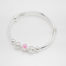 Load image into Gallery viewer, 999 sterling silver pink flower baby bangle skin-friendly and gentle suitable for babies. Children's day gift,for girls,Beautiful design,popular style,cute accessories,suitable for girls.999 純銀粉紅小花寶寶手鐲,親膚不易過敏,嬰兒首飾,周歲禮物,紀念禮物,適合女孩,彌月禮物首選,兒童專屬禮物。