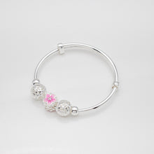 Load image into Gallery viewer, 999 sterling silver pink flower baby bangle skin-friendly and gentle suitable for babies. Children's day gift,for girls,Beautiful design,popular style,cute accessories,suitable for girls.999 純銀粉紅小花寶寶手鐲,親膚不易過敏,嬰兒首飾,周歲禮物,紀念禮物,適合女孩,彌月禮物首選,兒童專屬禮物。
