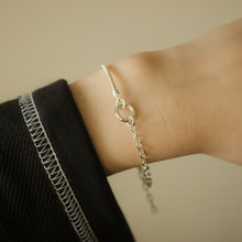 Load image into Gallery viewer, 925 sterling silver donut bracelet with adjustable extension chain. unique design,FashionJewelry,wear everyday,suitable for any occasion,unisex accessories.925 純銀甜甜圈拼接手鍊,獨特雙鍊拼接設計,適合日常搭配,通勤穿搭首選,適合出席各種場合,好友生日禮物推薦。