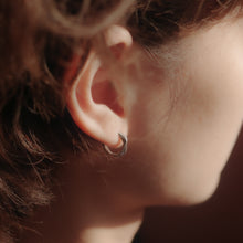 Load image into Gallery viewer, 925 sterling silver Hypoallergenic it’s suitable for sensitive skin. anniversary gift,best gift for birthday,daily jewelry,classic design,unisex accessories,suitable for any occasion.925純銀曲線耳扣 ,抗敏感耳環,時尚精緻,日常搭配推薦,簡約時尚好穿搭,生日送禮推薦,母親節禮物,聖誕交換禮物。