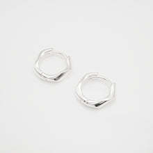 Load image into Gallery viewer, 925 sterling silver Hypoallergenic it’s suitable for sensitive skin. anniversary gift,best gift for birthday,daily jewelry,classic design,unisex accessories,suitable for any occasion.925純銀曲線耳扣 ,抗敏感耳環,時尚精緻,日常搭配推薦,簡約時尚好穿搭,生日送禮推薦,母親節禮物,聖誕交換禮物。