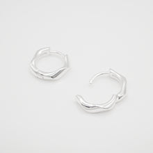 Load image into Gallery viewer, 925 sterling silver Hypoallergenic it’s suitable for sensitive skin. anniversary gift,best gift for birthday,daily jewelry,classic design,unisex accessories,suitable for any occasion.925純銀曲線耳扣 ,抗敏感耳環,時尚精緻,日常搭配推薦,簡約時尚好穿搭,生日送禮推薦,母親節禮物,聖誕交換禮物。