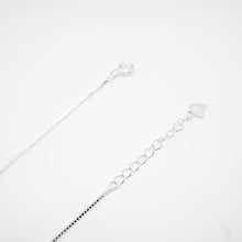 Load image into Gallery viewer, 925 sterling silver four-leaf clover bracelet with adjustable extension chain. Perfect gift BFF,best gift for birthday,trendy design,wedding Jewelry,anniversary surprise.925 純銀四葉草水鑽手鍊,時尚配件,獨一無二的禮物,定情禮物,甜蜜約會穿搭,聖誕交換禮物,優雅氣質,母親節禮物。