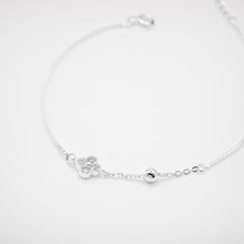 Load image into Gallery viewer, 925 sterling silver four-leaf clover bracelet with adjustable extension chain. Perfect gift BFF,best gift for birthday,trendy design,wedding Jewelry,anniversary surprise.925 純銀四葉草水鑽手鍊,時尚配件,獨一無二的禮物,定情禮物,甜蜜約會穿搭,聖誕交換禮物,優雅氣質,母親節禮物。