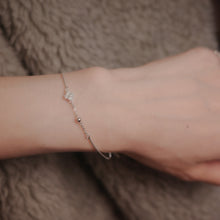 Load image into Gallery viewer, 925 sterling silver four-leaf clover bracelet with adjustable extension chain. Perfect gift BFF,best gift for birthday,trendy design,wedding Jewelry,anniversary surprise.925 純銀四葉草水鑽手鍊,時尚配件,獨一無二的禮物,定情禮物,甜蜜約會穿搭,聖誕交換禮物,優雅氣質,母親節禮物。