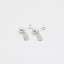 Load image into Gallery viewer, 925 sterling silver Hypoallergenic it’s suitable for sensitive skin. special gift,romantic style,Wedding Jewelry,suitable for girls,Teacher’s Day gift,Dainty Jewellery.925純銀珍珠流蘇轉珠耳環 ,抗敏感耳環,優雅氣質,婚禮配件,適合出席重要場合,伴娘禮物,周年紀念禮物推薦,犒賞自己的禮物。