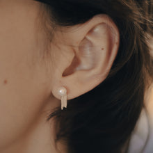 Load image into Gallery viewer, 925 sterling silver Hypoallergenic it’s suitable for sensitive skin. special gift,romantic style,Wedding Jewelry,suitable for girls,Teacher’s Day gift,Dainty Jewellery.925純銀珍珠流蘇轉珠耳環 ,抗敏感耳環,優雅氣質,婚禮配件,適合出席重要場合,伴娘禮物,周年紀念禮物推薦,犒賞自己的禮物。