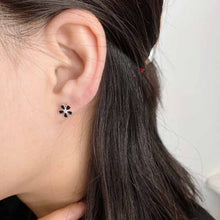 Load image into Gallery viewer, Ginkawa 925純銀小花花轉珠防敏感耳環 (型格黑) Wearing Ginkawa 925 sterling silver Flora Earrings (Hypoallergenic)