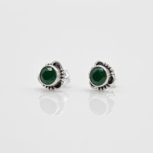 Load image into Gallery viewer, Elegant, beautiful 925 sterling silver natural emerald earrings with Hypoallergenic earrings post. Anti silver finishing with vintage feel, simple design for daily wearing, which is the best gift for birthday, new year, Valentine's Day and BFF. 925 純銀天然綠寶石耳環配抗敏感耳針,復刻設計,獨特高雅設計,適合出席重要場合,適合生日送禮,情人節,或母親節禮物。