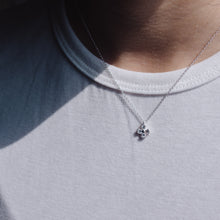 Load image into Gallery viewer, Wearing Ginkawa four-leaf clover necklace with adjustable extension chain. Good luck gift, for meaningful days. Best gift for your friends, birthday, mother's Day and new year gift. 925 純銀四葉草水鑽項鏈,閃亮配件,適合天天配戴,適合出席重要場合,生日送禮,情人節禮物,聖誕交換禮物,出遊穿搭配件。