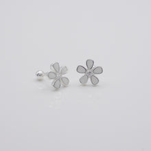 Load image into Gallery viewer, 925 sterling silver Flora Earrings in White color clear & crystals setting which is cute, beautiful and transcendence. The earring is hypoallergenic. Best gift for new year, mother's day, birthday and new year gift 925純銀小花花轉珠耳環(白花配白鑽),抗過敏耳環,可愛風格,適合夏天,出遊旅行配戴,簡單款式易搭配,生日禮物,閨蜜禮物首選。
