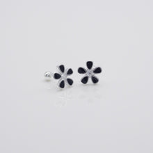Load image into Gallery viewer, 925 sterling silver Flora Earrings in Jet color clear & crystals setting which is cute, beautiful and transcendence. The earring is hypoallergenic. Best gift for new year, mother's day, birthday and new year gift 925純銀小花花轉珠耳環(黑色配白鑽),抗過敏耳環,可愛風格,適合夏天,出遊旅行配戴,簡單款式易搭配,生日禮物,閨蜜禮物首選。