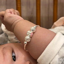 Load image into Gallery viewer, 999 sterling silver pink flower baby bracelet skin-friendly and gentle suitable for babies. Children's day gift,for girls,Beautiful design,popular style,cute accessories,suitable for girls.999 純銀粉紅小花寶寶手鐲,親膚不易過敏,嬰兒首飾,周歲禮物,紀念禮物,適合女孩,彌月禮物首選,兒童專屬禮物。