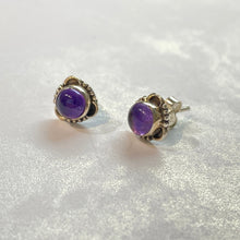 Load image into Gallery viewer, Ginkawa natural amethyst stone earrings with Hypoallergenic earrings post. Deep purple stone color with anti silver finishing with vintage feel, simple design for daily wearing, which is the best gift for birthday, new year, Valentine's Day and BFF. 925 純銀天然紫水晶耳環(弧面切割)配抗敏感耳針,復刻設計,獨特優雅大方,適合出席重要場合,適合生日送禮,情人節,或母親節禮物。