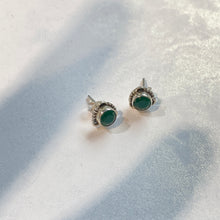 Load image into Gallery viewer, 925 sterling silver natural emerald earring Elegant, beautiful 925 sterling silver natural emerald earrings with Hypoallergenic earrings post. Anti silver finishing with vintage feel, simple design for daily wearing, which is the best gift for birthday, new year, Valentine's Day and BFF. 925 純銀天然綠寶石耳環配抗敏感耳針,復刻設計,獨特高雅設計,適合出席重要場合,適合生日送禮,情人節,或母親節禮物。