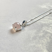 Load image into Gallery viewer, Ginkawa rose quartz necklace with adjustable extension chain. Romantic pink color and easy match with your daily dress. The best gift of birthday, new year, BFF, valentine's day and mother's day gift. 薔薇晶石純銀項鍊,能夠帶來正能量,適合生日送禮或自用, 每一條都是獨一無二,能提升愛情運,增強人緣,減壓力及令人平和的力量等多重功效,最佳的節日禮物,閨蜜禮物,生日及情人節禮物。可調節長度,簡單高貴又易佩搭,適合經常配戴。