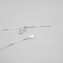 Load image into Gallery viewer, Ginkawa rose quartz necklace with adjustable extension chain. Romantic pink color and easy match with your daily dress. The best gift of birthday, new year, BFF, valentine's day and mother's day gift. 薔薇晶石純銀項鍊,能夠帶來正能量,適合生日送禮或自用, 每一條都是獨一無二,能提升愛情運,增強人緣,減壓力及令人平和的力量等多重功效,最佳的節日禮物,閨蜜禮物,生日及情人節禮物。可調節長度,簡單高貴又易佩搭,適合經常配戴。