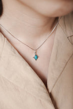 Load image into Gallery viewer, Ginkawa nature gems necklace with adjustable extension chain. Beautiful color and easy match with your daily dress. The best gift of birthday, new year, BFF and mother's day gift. 925 純銀天然水晶項鍊,能夠帶來正能量,適合生日送禮或自用, 每一條都是獨一無二,能帶來正能量提升財富運及人緣,減壓力及令人平和的力量等多重功效,最佳的節日禮物,閨蜜禮物,生日及情人節禮物。彈力線設計,可調節長度,簡單高貴又易佩搭,適合經常配戴。