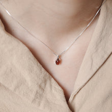 Load image into Gallery viewer, Ginkawa nature gems necklace with adjustable extension chain. Beautiful color and easy match with your daily dress. The best gift of birthday, new year, BFF and mother's day gift. 925 純銀天然水晶項鍊,能夠帶來正能量,適合生日送禮或自用, 每一條都是獨一無二,能帶來正能量提升財富運及人緣,減壓力及令人平和的力量等多重功效,最佳的節日禮物,閨蜜禮物,生日及情人節禮物。彈力線設計,可調節長度,簡單高貴又易佩搭,適合經常配戴。