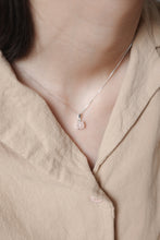 Load image into Gallery viewer, Ginkawa rose quartz necklace with adjustable extension chain. Romantic pink color and easy match with your daily dress. The best gift of birthday, new year, BFF, valentine's day and mother's day gift. 薔薇晶石純銀項鍊,能夠帶來正能量,適合生日送禮或自用, 每一條都是獨一無二,能提升愛情運,增強人緣,減壓力及令人平和的力量等多重功效,最佳的節日禮物,閨蜜禮物,生日及情人節禮物。可調節長度,簡單高貴又易佩搭,適合經常配戴。