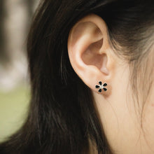 Load image into Gallery viewer, Ginkawa 925 sterling silver Flora Earrings with clear crystals setting which is cute, beautiful and transcendence. The earring is hypoallergenic. Best gift for new year, mother's day, birthday and new year gift. 925純銀小花花轉珠耳環,抗過敏耳環,可愛風格,適合夏天,出遊旅行配戴,簡單款式易搭配,生日禮物,閨蜜禮物首選。