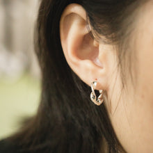 Load image into Gallery viewer, Ginkawa 925 sterling silver Hypoallergenic earrings. it’s suitable for sensitive skin. S imple design,popular style, anniversary gift, daily wear,s uitable for traveling. 925純銀波浪圈圈耳環,抗敏感耳環,簡約風格,簡單大方好搭配,人人都適合,日常穿搭,適合送禮,畢業禮物,七夕情人節禮物。
