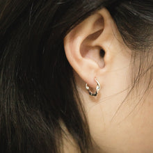 Load image into Gallery viewer, Ginkawa 925 sterling silver Hypoallergenic earrings. it’s suitable for sensitive skin. S imple design,popular style, anniversary gift, daily wear,s uitable for traveling. 925純銀波浪圈圈耳環,抗敏感耳環,簡約風格,簡單大方好搭配,人人都適合,日常穿搭,適合送禮,畢業禮物,七夕情人節禮物。