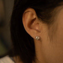 Load image into Gallery viewer, 925 sterling silver Hypoallergenic it’s suitable for sensitive skin. delicate gift,graduation gift,daily wear,trendy design,unisex accessories,Teacher’s Day gift,anniversary surprise,suitable for traveling.925純銀同心結耳環,抗敏感耳環,時尚新潮設計,日常好搭配,交換禮物首選,適合日常簡約穿搭,獨特風格,定情禮物。