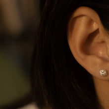 Load image into Gallery viewer, 925 sterling silver Hypoallergenic it’s suitable for sensitive skin. delicate gift,graduation gift,daily wear,trendy design,unisex accessories,Teacher’s Day gift,anniversary surprise,suitable for traveling.925純銀同心結耳環,抗敏感耳環,時尚新潮設計,日常好搭配,交換禮物首選,適合日常簡約穿搭,獨特風格,定情禮物。