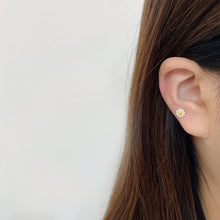 Load image into Gallery viewer, Ginkawa 925純銀小雛菊轉珠防敏感耳環 Wearing 925 sterling silver mini Daisy Earrings (Hypoallergenic). Best gift for BFF, birthday, mother's day, valentine's day