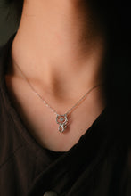 Load image into Gallery viewer, 925 sterling silver cat outline crystal necklace with adjustable extension chain.
premium gift,gift for her,for best friend,funky design,cute accessories,Glamorous sparkle.925 純銀線條貓水鑽項鍊，氣質出眾，貓咪飾品，童趣精緻禮物，適合約會穿搭，甜蜜約會搭配。

