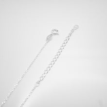 Load image into Gallery viewer, 925 sterling silver lucky heart flower necklace with adjustable extension chain.
Perfect gift BFF,for lover,beautiful accessories,suitable for traveling,Romantic surprise.925 純銀愛心幸運小花項鍊，幸運禮物，浪漫驚喜，精緻優雅，適合出遊穿搭，出席重要場合穿搭，日常穿搭，情人節送禮推薦。

