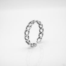 Load image into Gallery viewer, 925 sterling silver oxidized chain open pinky ring with adjustable size.
Men's accessories,cool style,suitable for traveling,FashionJewelry,suitable for any occasion.925 純銀抹黑刻紋鎖鍊尾戒 ，中性風格，男生飾品，防小人戒指，個性飾品，送給男友的禮物，男生情人節送禮。

