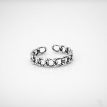 Load image into Gallery viewer, 925 sterling silver oxidized chain open pinky ring with adjustable size.
Men's accessories,cool style,suitable for traveling,FashionJewelry,suitable for any occasion.925 純銀抹黑刻紋鎖鍊尾戒 ，中性風格，男生飾品，防小人戒指，個性飾品，送給男友的禮物，男生情人節送禮。


