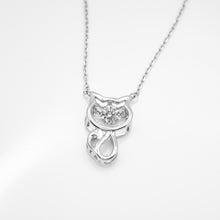 Load image into Gallery viewer, 925 sterling silver cat outline crystal necklace with adjustable extension chain.
premium gift,gift for her,for best friend,funky design,cute accessories,Glamorous sparkle.925 純銀線條貓水鑽項鍊，氣質出眾，貓咪飾品，童趣精緻禮物，適合約會穿搭，甜蜜約會搭配。

