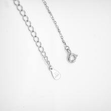 Load image into Gallery viewer, 925 sterling silver cat outline crystal necklace with adjustable extension chain.
premium gift,gift for her,for best friend,funky design,cute accessories,Glamorous sparkle.925 純銀線條貓水鑽項鍊，氣質出眾，貓咪飾品，童趣精緻禮物，適合約會穿搭，甜蜜約會搭配。

