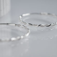 Load image into Gallery viewer, 925純銀｜亮面麻花耳扣（大／小）Glossy Twist Hoop Earrings｜E326
