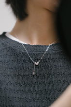 Load image into Gallery viewer, 925 sterling silver draped heart splicing necklace with adjustable extension chain.
popular style,elegant style,suitable for traveling,Modern simplicity,best gift for birthday.
925純銀垂墜心拼接項鍊，時尚獨特，交換禮物推薦，送給朋友的禮物，生日禮物首選，精緻質感，不退流行的經典款，母親節禮盒。


