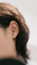Load image into Gallery viewer, 925 sterling silver Hypoallergenic it’s suitable for sensitive skin.
Beautiful design,popular style,cute accessories,Romantic surprise,suitable for any occasion.925純銀捲捲線條花耳環，簡約可愛，日常百搭，犒賞自己的禮物，七夕情人節禮物，適合約會穿搭。

