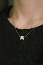 Load image into Gallery viewer, 925 sterling silver four-leaf heart clover necklace with adjustable extension chain.meaningful gift,gift for her,wear every day,funky design,FashionJewelry,suitable for any occasion.925 純銀愛心幸運草項鍊，甜蜜約會搭配，母親節心意，送給摯友的貼心選擇，高級質感，姊妹聚會穿搭，浪漫禮物。
