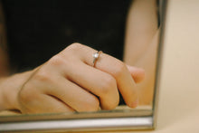 Load image into Gallery viewer, 925 sterling silver heart crystal bezel ring with adjustable size.
simple design,classic design,wear every day,Minimalist style,shiny accessories,anniversary surprise.925 純銀包鑲愛心開口戒，簡約甜美，優雅氣質，紀念愛情的禮物，交換禮物推薦，畢業禮物首選，甜蜜約會穿搭。

