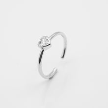 Load image into Gallery viewer, 925 sterling silver heart crystal bezel ring with adjustable size.
simple design,classic design,wear every day,Minimalist style,shiny accessories,anniversary surprise.925 純銀包鑲愛心開口戒，簡約甜美，優雅氣質，紀念愛情的禮物，交換禮物推薦，畢業禮物首選，甜蜜約會穿搭。

