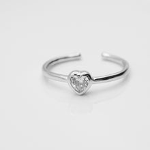Load image into Gallery viewer, 925 sterling silver heart crystal bezel ring with adjustable size.
simple design,classic design,wear every day,Minimalist style,shiny accessories,anniversary surprise.925 純銀包鑲愛心開口戒，簡約甜美，優雅氣質，紀念愛情的禮物，交換禮物推薦，畢業禮物首選，甜蜜約會穿搭。

